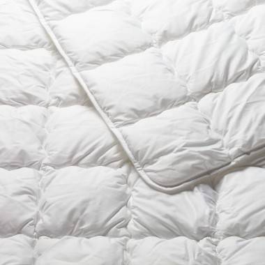 Synthetisches Duvet LEGERA mit Karosteppung